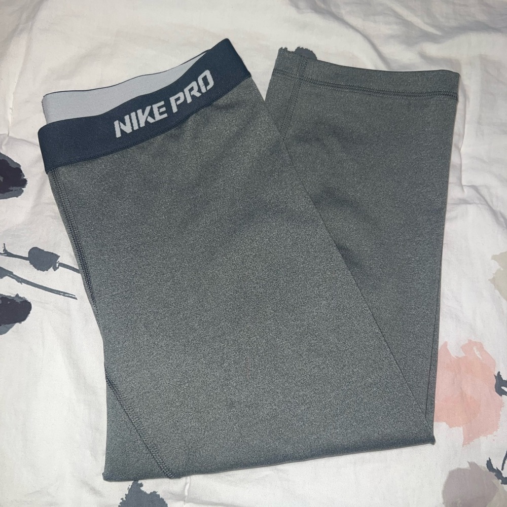 Nike Pro Grey Crops